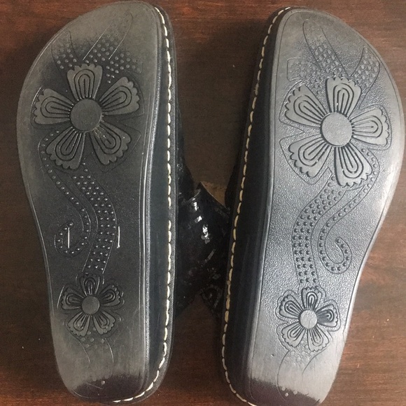 Donated*** White mountain mules in Black filigree and suede 8.5 - Picture 5 of 7
